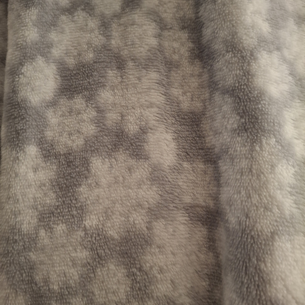 Pajama Drama Gray And White Super Soft Fleece Women's Snowflake Pattern Robe - Picture 4 of 6